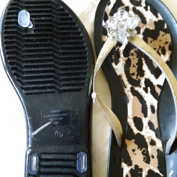 Guess ♠️ flip flops - Picture 4 of 7